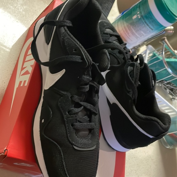 New and never used pair of Nike Venture Runners - Picture 4 of 5